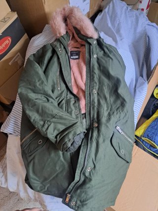 Abrigo verde con capucha y pelo rosa