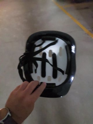 Casco infantil negro y rojo