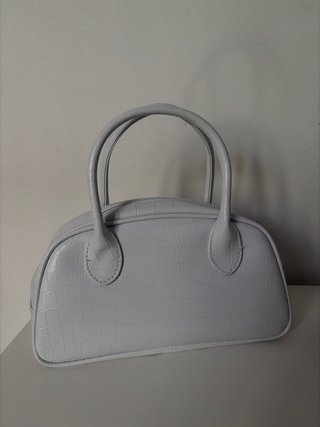 Bolso de mano gris con textura
