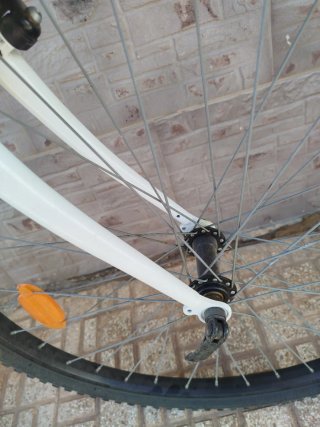 Bicicleta de mujer blanca está en Cartagena
