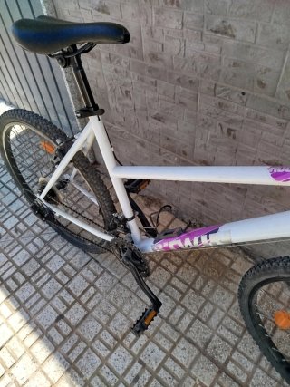 Bicicleta de mujer blanca está en Cartagena