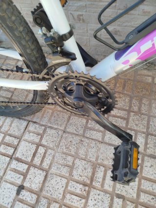 Bicicleta de mujer blanca está en Cartagena
