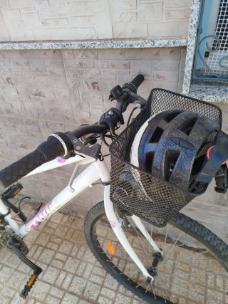 Bicicleta de mujer blanca está en Cartagena
