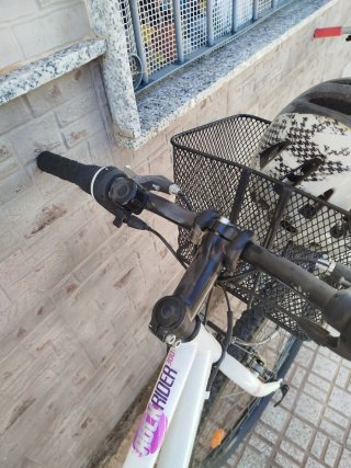 Bicicleta de mujer blanca está en Cartagena