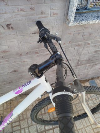Bicicleta de mujer blanca está en Cartagena