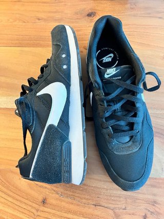 Zapatilla Nike Venture Runner negras talla 45
