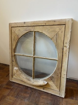 Ventana ojo de buey antigua . Restaurada.