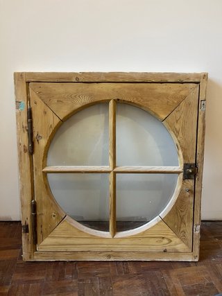 Ventana ojo de buey antigua . Restaurada.