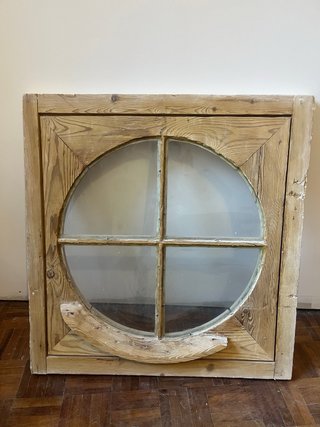 Ventana ojo de buey antigua . Restaurada.