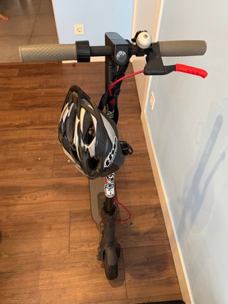 Patinete Eléctrico con el casco y cargador
