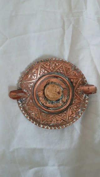 Cenicero de cobre con moneda antigua