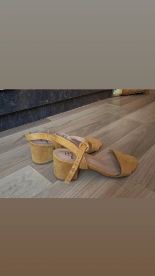 Sandalias amarillas tacón SEAS
