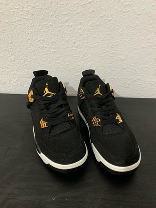 Zapatillas Jordan Negras y Doradas Talla 40
