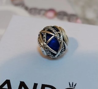 Charm Pandora Plata y Azul Galaxia Real