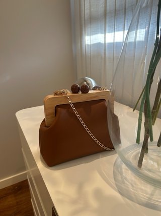 Bolso marrón con cadena multicolor
