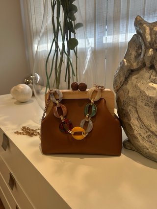 Bolso marrón con cadena multicolor
