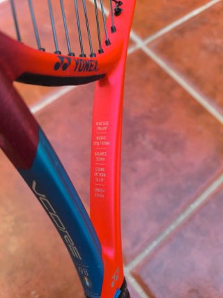 Raqueta Yonex Vcore 98 305gr Grip 2