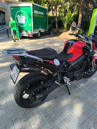 BMW F800R Naked Roja y Negra