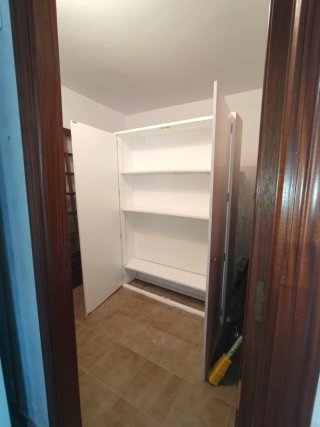 Armario blanco con puertas
