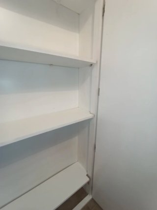 Armario blanco con puertas