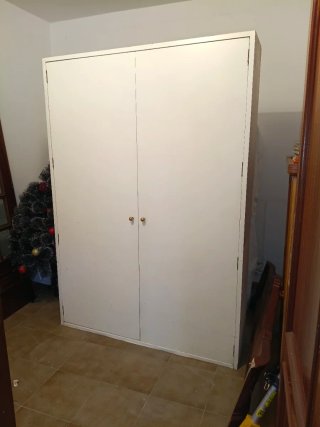 Armario blanco con puertas