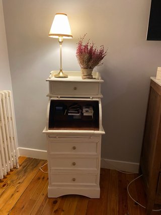 Escritorio antiguo de madera decapada