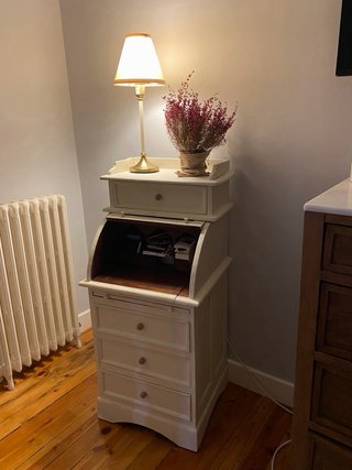 Escritorio antiguo de madera decapada
