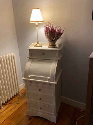 Escritorio antiguo de madera decapada