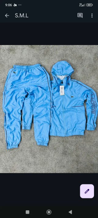 Abbigliamento sportivo nuovo con design accattivante
