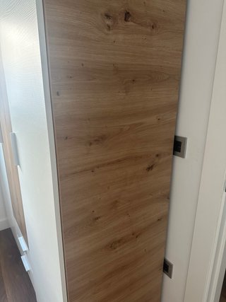 Armario de tres puertas blanco y madera