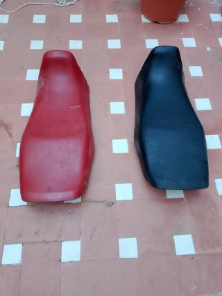 Asientos Yamaha RD 350 (Rojo y Negro)