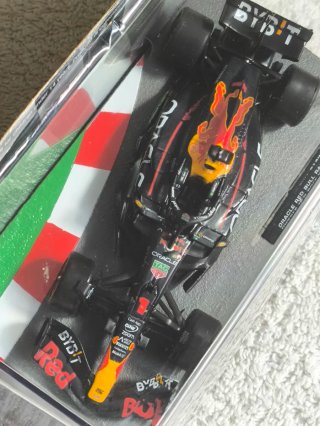 MINIATURA F1 ORACLE RED BULL RB19 1:43 + FASCÍCULO