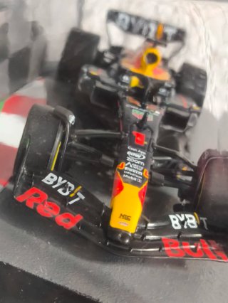 MINIATURA F1 ORACLE RED BULL RB19 1:43 + FASCÍCULO