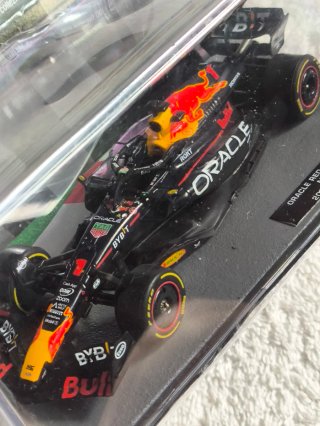 MINIATURA F1 ORACLE RED BULL RB19 1:43 + FASCÍCULO
