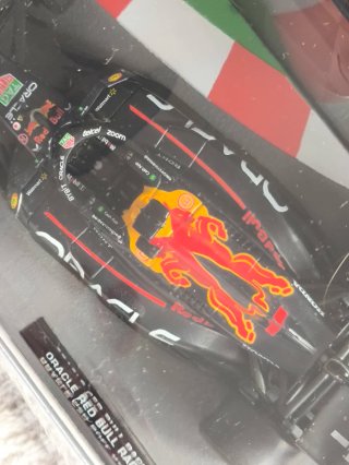 MINIATURA F1 ORACLE RED BULL RB19 1:43 + FASCÍCULO