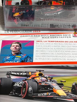 MINIATURA F1 ORACLE RED BULL RB19 1:43 + FASCÍCULO