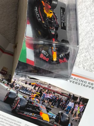 MINIATURA F1 ORACLE RED BULL RB19 1:43 + FASCÍCULO