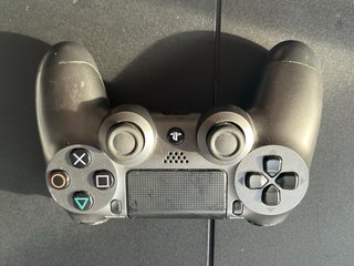 PS4 (PlayStation 4) 1TB con Mando Gris