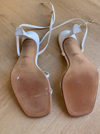 Sandalias de tacón Zara blancas