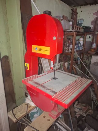 Sierra de cinta para madera roja