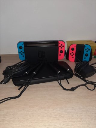 Nintendo Switch con 4 Joy-Con y funda