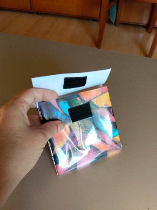 Cartera de mano con diseño abstracto