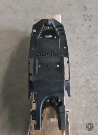 Tapa inferior de colín Aprilia rs660
