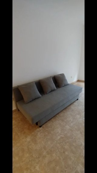 Sofá cama IKEA ASARUM con almacenaje y cojines.