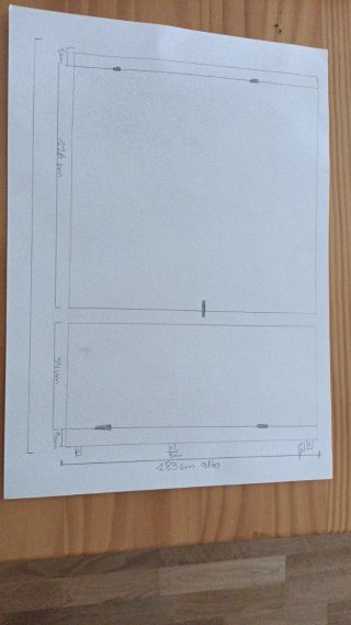 Puerta metálica con reja