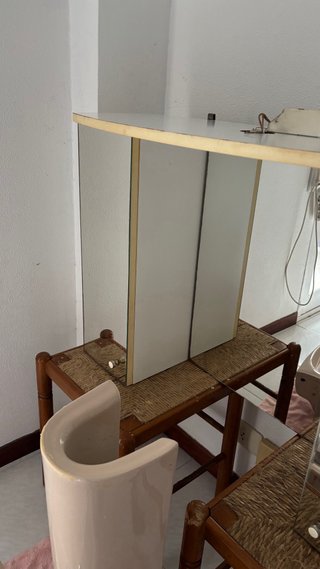 Lavabo con pedestal y grifo + mueble con espejo