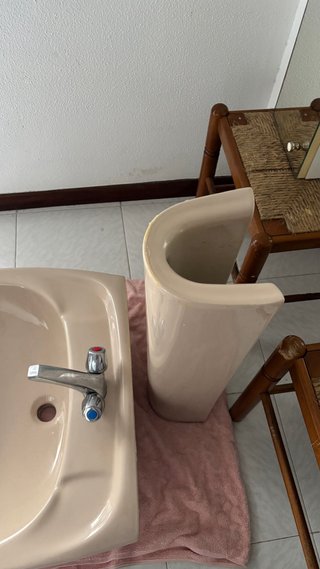 Lavabo con pedestal y grifo + mueble con espejo