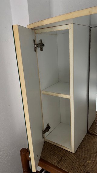 Lavabo con pedestal y grifo + mueble con espejo