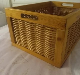 Cesta mimbre y madera