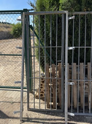 Rejas de Hierro Galvanizado, puertas y una ventana